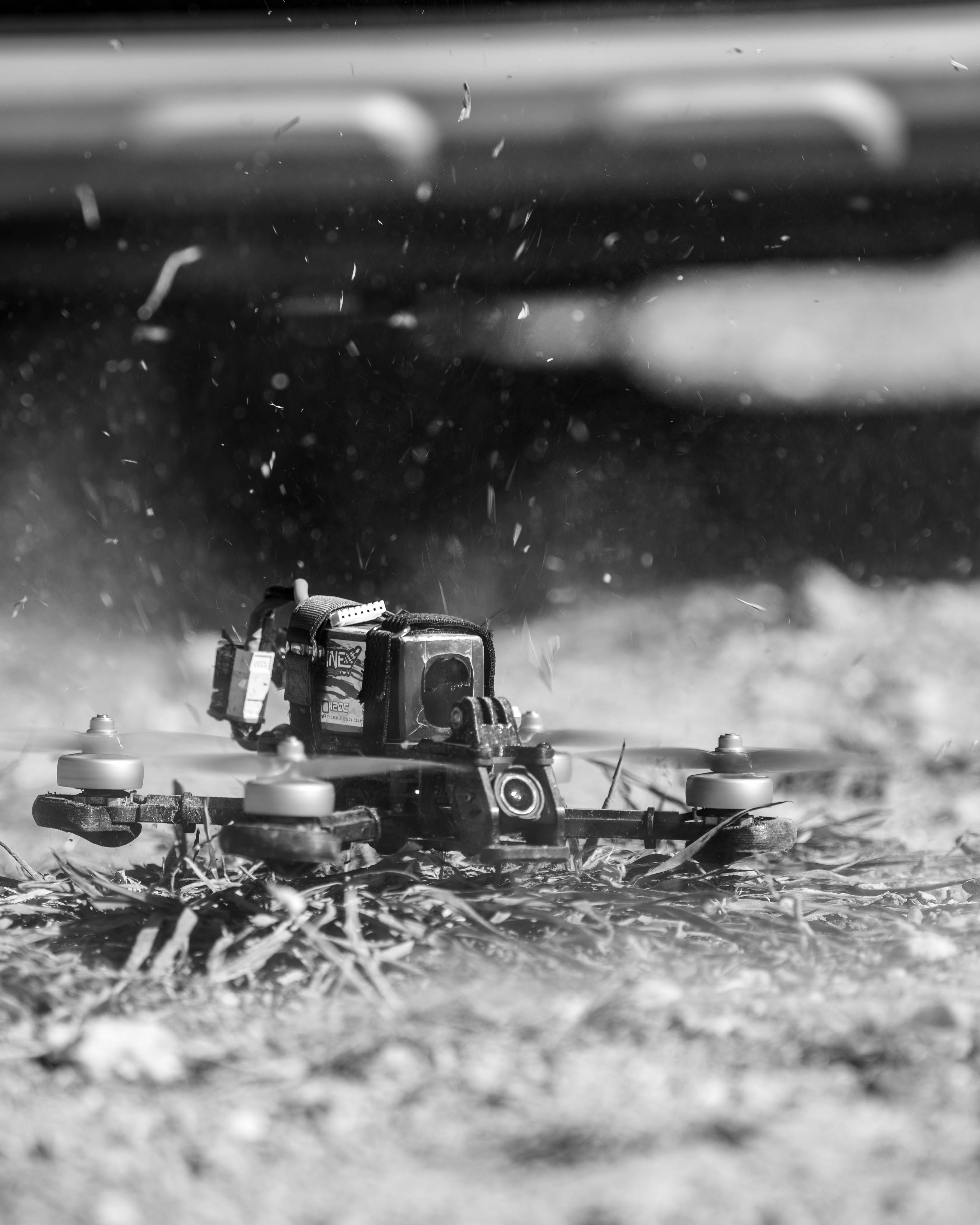 Drone qui décolle de l'herbe