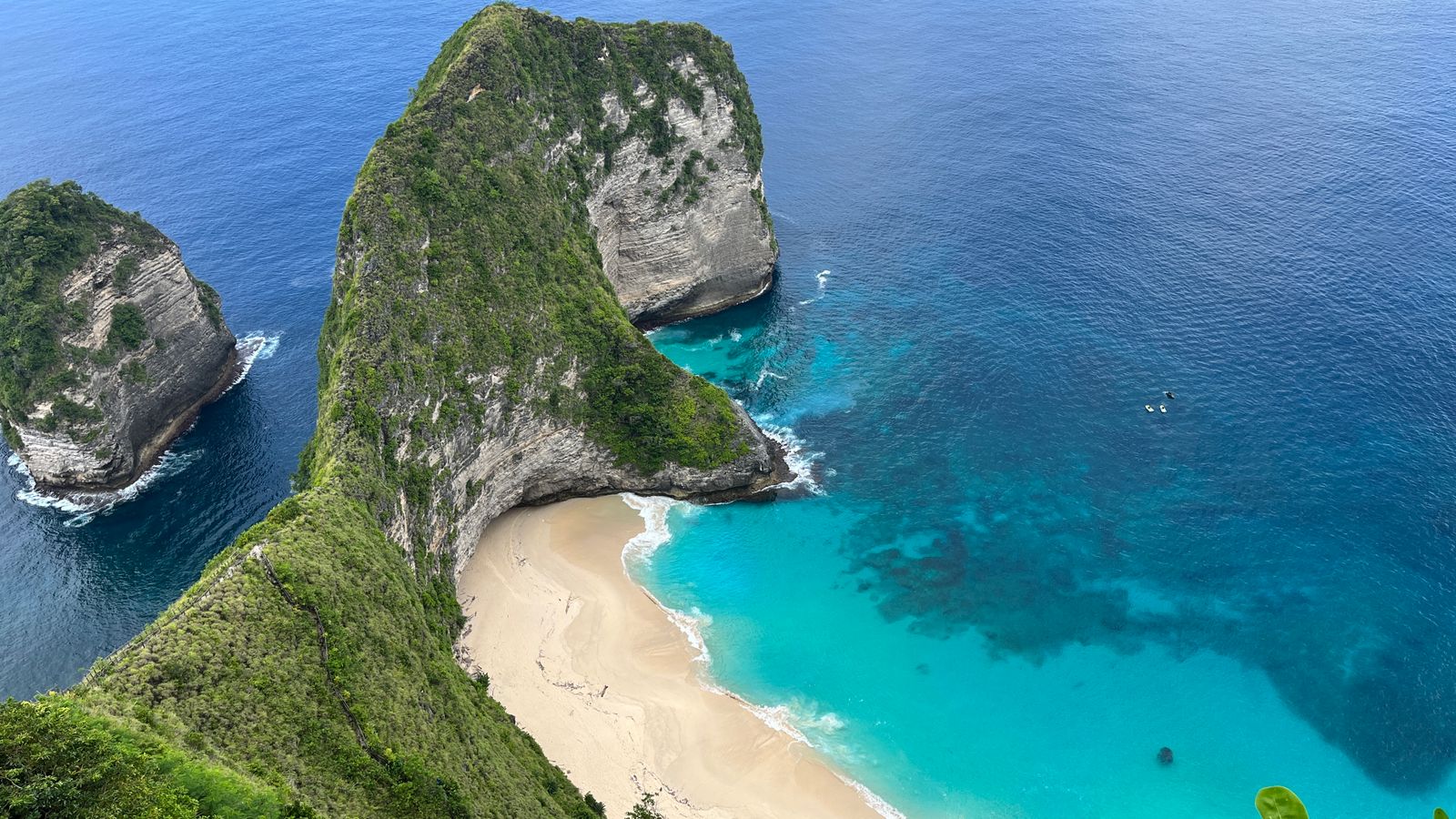 Vue aérienne de Kelingking Beach à Nusa Penida